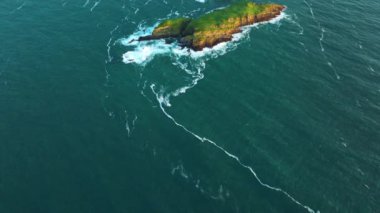 Sabahları kayalık sahilin arka planında. İrlanda, County Cork 'ta Baltimore Beacon' ın saf doğasını geziyorum. Vahşi doğanın sinematik hava manzarası dünyaca ünlü kıyı şeridi. Açık havada.