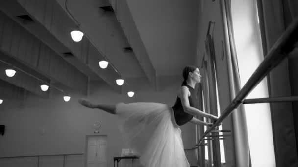Mladá Baletka Bílé Sukni Protahuje Baletní Pozice Baletního Baru Třídě — Stock video