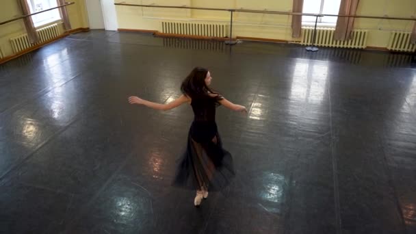 Baş Balerin Bale Salonunun Ortasında Dairesel Hareketler Sergiliyor Güzel Dans Stok Çekim 