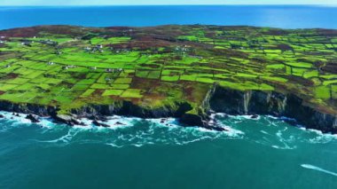 Baltimore Co Cork açıklarındaki Cape Clear Adası Körfezi sıcak ve güneşli bir öğleden sonra. Yüksek kalite 4k görüntü
