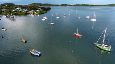 Hava 4k. Baltimore 'un sahil köyü. Okyanus kıyısında pitoresk bir şehir. İrlanda 'da küçük bir kasabanın arka planında beyaz yatlar ve tekneler var. Atlantik Okyanusu kıyısında bir balıkçı kasabası.