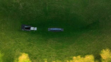 Liss Ard Kır Evi 'ndeki Gökyüzü Bahçesi Tepesi' nin atmosferik ve manzaralı görüntüleri. Arkeolojik kavramlar ve binalar. Liss Ard Kır Evi 'ndeki Gökyüzü Bahçesi. Russagh, Co. Mantar.