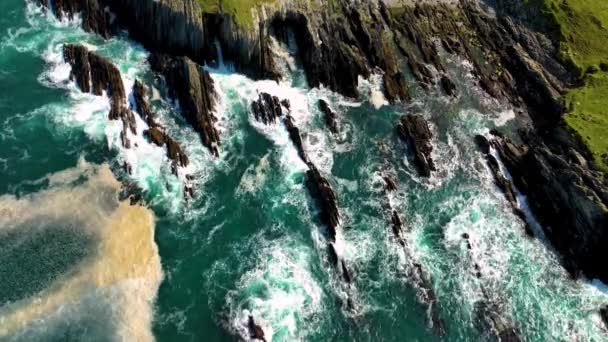 Silné Vlny Atlantského Oceánu Narážející Útesy Irsko Krásná Místa Přírodní — Stock video