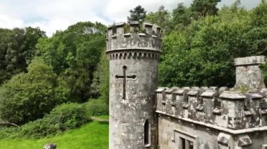 Havadan daire şeklinde. Ballysaggartmore Kuleleri. Kuleye geç. Gizemli kulelerin üzerinde uçuyor. Lismore İlçesi Waterford Ormanı 'ndaki ortaçağ köprüsü. Mistik bir mekan. Ortaçağ binası
