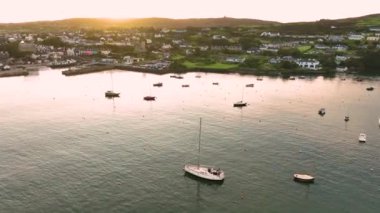 Baltimore 'un sahil köyü. Okyanus kıyısında pitoresk bir şehir. Beyaz yatlar ve tekneler İrlanda 'da küçük bir kasabanın arka planında, Atlantik Okyanusu kıyısında bir balıkçı kasabası. Baltimore