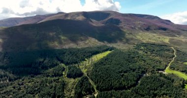 Güzel dağların hava görüntüleri. İrlanda 'daki Glenveagh Ulusal Parkı. Yürüyüş için mükemmel bir yer. Yüksek bir dağda gün batımı. Knockmealdown Dağları, Tipperary ve Waterford, İrlanda. Yüksek