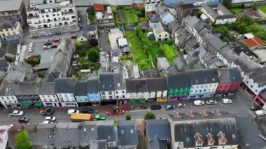 Havadan. Suir 'deki antik İrlanda şehri Carrick' in en iyi manzarası. Nehir kenarındaki küçük bir kasabanın panoraması. Şehir yukarıdan bulutlu bir günde dağların arka planına karşı. Resimli bir kasaba