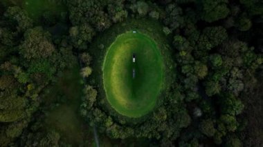 Üstü açık. Liss Ard Kır Evi 'ndeki Gökyüzü Bahçesi Tepesi' nin atmosferik ve manzaralı görüntüleri. Arkeolojik kavramlar ve binalar. Liss Ard Kır Evi 'ndeki Gökyüzü Bahçesi. Russagh, Co.