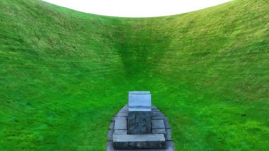 Liss Ard Kır Evi 'ndeki Gökyüzü Bahçesi Tepesi' nin atmosferik ve manzaralı görüntüleri. Peyzaj tasarımı, yerde büyük bir delik, büyük bir çukur, mat çukuru. Arkeolojik kavramlar ve binalar. Şey...