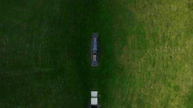 Dairesel. Liss Ard Kır Evi 'ndeki Gökyüzü Bahçesi Tepesi' nin atmosferik ve manzaralı görüntüleri. Fedakârlıklar için bir masa. Kelt ayinleri. Arkeolojik kavramlar ve binalar. Gökyüzü Bahçesi