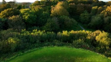 Havadan. Liss Ard Kır Evi 'ndeki Gökyüzü Bahçesi Tepesi' nin atmosferik ve manzaralı görüntüleri. Fedakârlıklar için bir masa. Kelt ayinleri. Arkeolojik kavramlar ve binalar. Liss 'teki Gökyüzü Bahçesi
