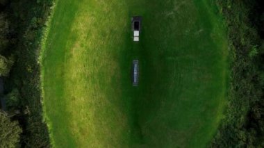 Dairesel. Liss Ard Kır Evi 'ndeki Gökyüzü Bahçesi Tepesi' nin atmosferik ve manzaralı görüntüleri. Fedakârlıklar için bir masa. Kelt ayinleri. Arkeolojik kavramlar ve binalar. Gökyüzü Bahçesi
