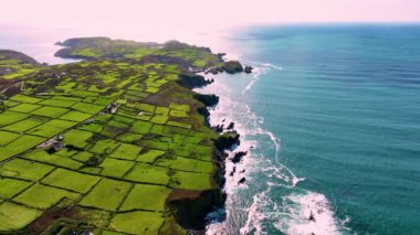 Baltimore Co Cork açıklarındaki Cape Clear Adası Körfezi sıcak ve güneşli bir öğleden sonra. Baltimore 'un saf doğasını İrlanda' nın County Cork şehrinde geziyorum. Vahşi doğanın sinematik hava manzarası dünyaca ünlü kıyı şeridi