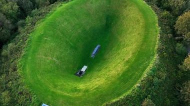 Liss Ard Kır Evi 'ndeki Gökyüzü Bahçesi Tepesi' nin atmosferik ve manzaralı görüntüleri. Arkeolojik kavramlar ve binalar. Liss Ard Kır Evi 'ndeki Gökyüzü Bahçesi. Russagh, Co. Mantar.