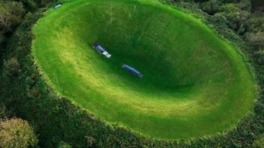 Hava dairesi. Liss Ard Kır Evi 'ndeki Gökyüzü Bahçesi Tepesi' nin atmosferik ve manzaralı görüntüleri. Fedakârlıklar için bir masa. Kelt ayinleri. Arkeolojik kavramlar ve binalar. Gökyüzü