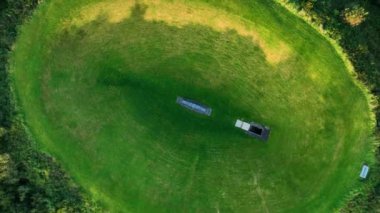 Dairesel. Liss Ard Kır Evi 'ndeki Gökyüzü Bahçesi Tepesi' nin atmosferik ve manzaralı görüntüleri. Fedakârlıklar için bir masa. Kelt ayinleri. Arkeolojik kavramlar ve binalar. Gökyüzü Bahçesi