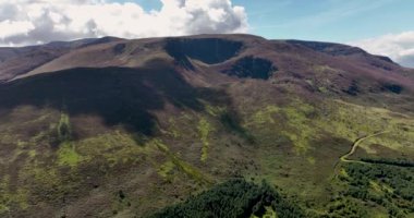 4 bin. Tonelagee Dağı 'ndan Lough Ouler' in hava görüntüsü. Yeşil tepelerin ortasındaki dağ gölü. Dağın tepesindeki dağ gölünün temiz suları. Coumshingaun döngüsü. Yüksek kalite 4k