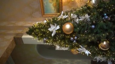 Dikey. Peri masalı gibi eski bir evde bir Noel ağacı. Yeni yıl. Yılbaşı ağacı, eski bir kır evinin lüks içinde. İrlanda. Ağır çekim. Yüksek kalite FullHD