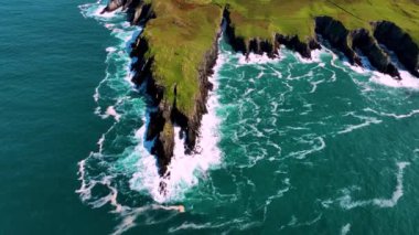 İrlanda Doğal Güzelliği Olan Güzel Yerler. Resimli adaların nefes kesici hava manzarası Baltimore kıyılarındaki mavi okyanus Cape Clear, İrlanda adasında. Sinematik hava görüntüsü