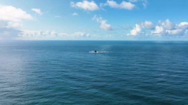 Fastnet deniz fenerinin üstünde. Okyanusun ortasında inanılmaz bir deniz feneri. Deniz feneri suda duruyor. Okyanustan yükselen bir deniz feneri. Suyun üzerinde duran mucize bir bina.