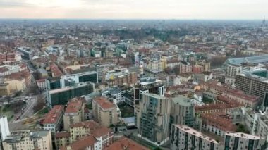 Havadan. Avrupa 'nın büyük bir şehrinin çatıları. Milano 'nun merkezi. Milano 'da kış kuşbakışı. Milano şehrinin hava manzaralı İHA 'sı. Gündoğumunda Porta Nuova, gökdelenler.