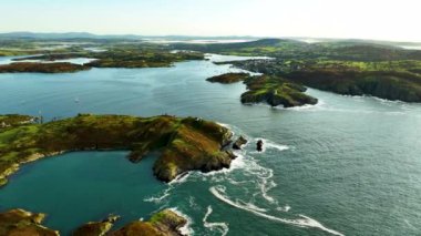 İrlanda, County Cork 'taki Baltimore Beacon' ın Hava Görüntüsü. Güzel Atlantik kıyısında gün batımı. Gün batımında deniz feneri. Günbatımında okyanusun arka planında beyaz deniz feneri. Kayalık yer