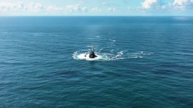 Havadan. Fastnet deniz fenerinin üstünde. Okyanusun ortasında inanılmaz bir deniz feneri. Deniz feneri suda duruyor. Okyanustan yükselen bir deniz feneri. Üzerinde durduğu mucize bir bina.