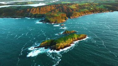 Sabahları kayalık sahilin arka planında. İrlanda, County Cork 'ta Baltimore Beacon' ın saf doğasını geziyorum. Vahşi doğanın sinematik hava manzarası dünyaca ünlü kıyı şeridi. Açık havada.
