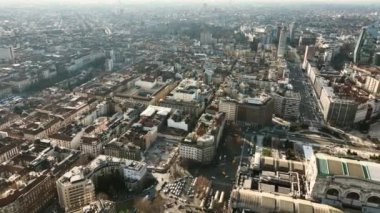 Milano Merkez Tren İstasyonu ve çevresindeki meydanın tarihi binasının havadan görünüşü. İstasyonun hava görüntüsü. İstasyon sütunlarının üzerinde eski geniş kavisli metal ve camdan bir yapı.