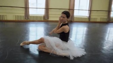 Sivri ayakkabılı kadın balerin ve siyah bale elbisesi çok güzel dans figürleri gösteriyor. Büyük salonda klasik balerin unsurlarıyla dans eden zarif balerin. Dans stüdyosu sahne ışığında bale yapıyor.