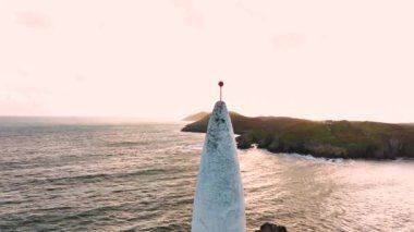 Baltimore Beacon ve kıyı uçurumlarının insansız hava aracı görüntüsü Baltimore Coast Cork Ireland. Güzel bir yer. Baltimore Beacon 'da gün batımında. Güney Batı Cork. Baltimore Beacon, uyarı sisteminin bir parçası.