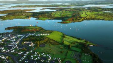 Baltimore 'un sahil köyü. Okyanus kıyısında pitoresk bir şehir. Beyaz yatlar ve tekneler İrlanda 'da küçük bir kasabanın arka planında, Atlantik Okyanusu kıyısında bir balıkçı kasabası. Baltimore