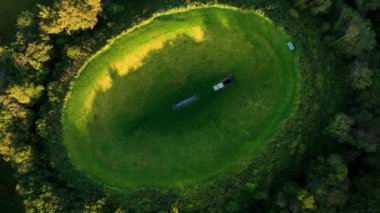 Liss Ard Kır Evi 'ndeki Gökyüzü Bahçesi Tepesi' nin atmosferik ve manzaralı görüntüleri. Arkeolojik kavramlar ve binalar. Liss Ard Kır Evi 'ndeki Gökyüzü Bahçesi. Russagh, Co. Mantar.