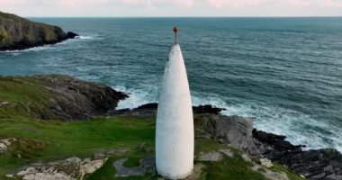 Baltimore Beacon 'ın etrafında gün batımında 360 derece manzara. Güney Batı Cork 'ta. Baltimore Beacon, İrlanda 'nın County Cork limanının girişinde beyaz boyalı taş kule.