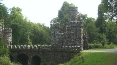 Ballysaggartmore Kuleleri. Lismore, County Waterford Ormanı. Mistik bir mekan. İrlanda 'da gizemli bir yer. Ortaçağ binası. Şatoya açılan kapı. Turistik bir yer. İrlanda