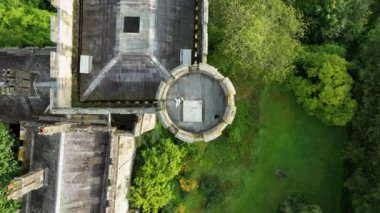 Üstü açık. Nehir kenarındaki şato, sabah yeşil ağaçlara sarılmış. Kaleyi çevreleyen yeşil ağaçlar. Akşam güneşi Castle. Lismore Kalesi ve Knockmealdown Dağları yemyeşil