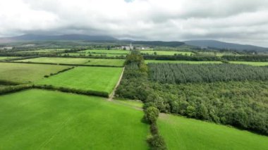 Havadan. Manastırın üzerinden uç. Bir Melleray Dağı Manastırı İrlanda 'nın Waterford ilçesindeki Knockmealdown dağlarının yamaçlarında yer alır. Yüksek kalite 4k görüntü 