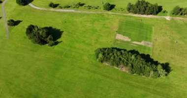 Güzel Lüks Yaşam Tarzı Costal Golf Sahasının 4K Hava Aracı. Okyanusun yakınındaki kayalık bir kayalıkta resim gibi bir golf sahası. Gold Coast Golf Kulübü. Waterford Köyü. İrlanda. Yüksek kalite