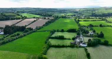 Bu video, yemyeşil bir vadinin nefes kesici hava görüntülerini serpilen tarlaları ve yoğun ağaçlarıyla sakin bir atmosfer yaratıyor. Yüksek kalite 4k görüntü
