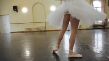 Dans stüdyosunda klasik bale öğeleri dans eden zarif balerin. Yetenekli Avrupalı kız stüdyoda bale hareketleri yapıyor. Profesyonel koreograf olmak için dansçı eğitimi. Sanatlar