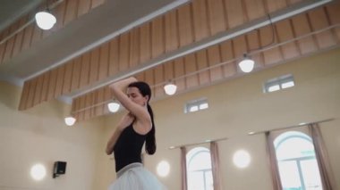 Dairesel. Profesyonel bir balerin salonun ortasında güzel hareket eder. Plastik el hareketleri, plastik el hareketleri. Dans stüdyosundaki genç klasik dansçı kadın. Bale sınıfı eğitimi