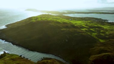 Havadan. İrlanda 'daki Baltimore Adası' na bakıyor. İrlanda, County Cork 'ta Baltimore Beacon. Güzel Atlantik kıyısında gün doğumu. Okyanusun arka planında beyaz deniz feneri.