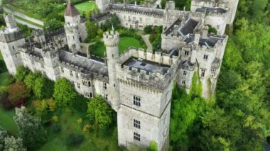 Havadan. Lismore Kalesi 'nin önündeki çim ve nehir. Akşam güneşi Castle. Lismore Kalesi ve Knockmealdown Dağları Waterford Ireland 'ın verimli kırsalında Antik Doğu' da. Eskiler