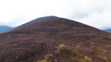 Güzel dağların hava görüntüleri. İrlanda 'daki Glenveagh Ulusal Parkı. Yürüyüş için mükemmel bir yer. Yüksek bir dağda gün batımı. Knockmealdown Dağları, Tipperary ve Waterford, İrlanda. Yüksek