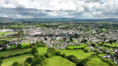Havadan. Suir 'deki antik İrlanda şehri Carrick' in en iyi manzarası. Nehir kenarındaki küçük bir kasabanın panoraması. Şehir yukarıdan bulutlu bir günde dağların arka planına karşı. Resimli bir kasaba
