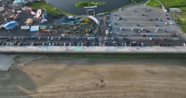 Tramore Sahili. Sahile yakın bir eğlence parkının çarpıcı ve nefes kesici bir görüntüsü. Sahile ulaşımı var. Tramore, İrlanda. 2023. Yüksek kalite 4k görüntü