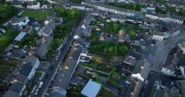 Pasifik Okyanusu kıyısındaki deniz kenti. Çarpıcı bir hava görüntüsü canlı bir kentsel mahalle yakalıyor, yemyeşil bahçeler ve renkli çatılar sergileniyor. Tramore, İrlanda. 2023. Yüksek kalite 4k görüntü