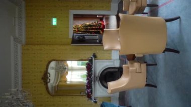 Bu davet videosu, tatil sezonu için çok güzel dekore edilmiş bir oturma odasını, şömineli sıcak bir alanı, rahat sandalyeleri ve şenlikli bir ağacı gösteriyor. Sıcak Noel atmosferi