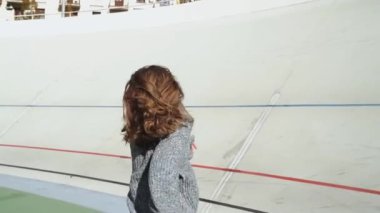 Neşeli bir an, şehir ortamında özgürce dönüp duran bir kadını yakalar. Zevk ve özgürlüğü çağrıştırır. Modern şehir yaşam tarzı ve mutluluk kavramı. Ağır çekim. Yüksek kaliteli HD görüntüler