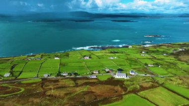 Havadan bakıldığında okyanus ufkuyla buluşan yeşil alanlar nefes kesen güzellikleri gösteriyor. Cape Clear Adası. Glen East, Co. Mantar. Yüksek kalite 4k görüntü